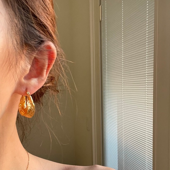 LAST ONE! 18K Gold Retro Hammered Hoops Earrings - Picture 3 of 4